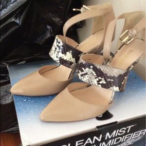 Beautiful snake print pumps